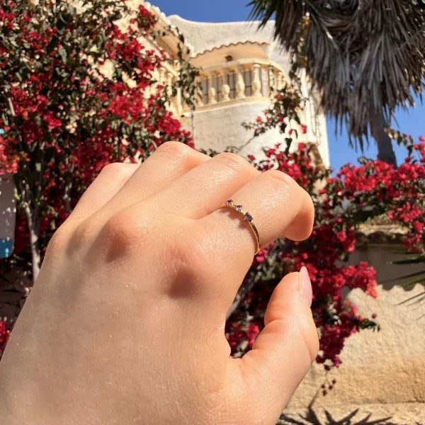 Joyería de verano con tobilleras de plata y collares de minerales naturales de Lunara Joyas.