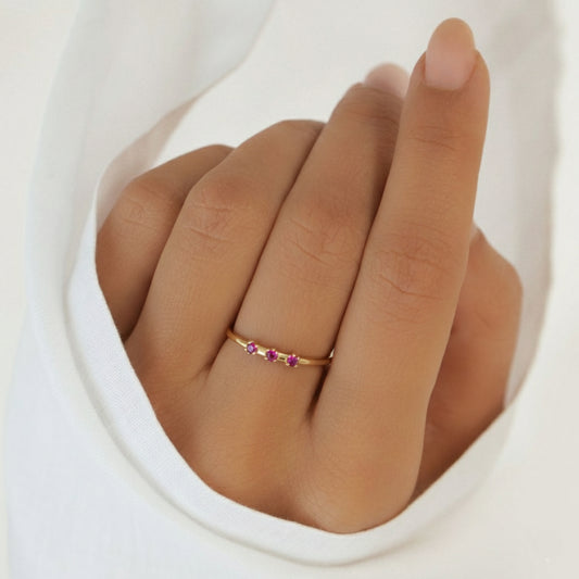 Mano sobre tela blanca con el Anillo Nara puesto y su fila de amatistas