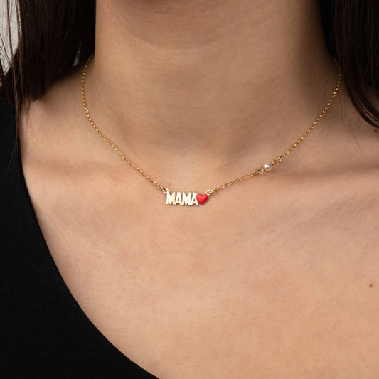 Collar Mamá dorado puesto, con la palabra MAMÁ y un corazón rojo