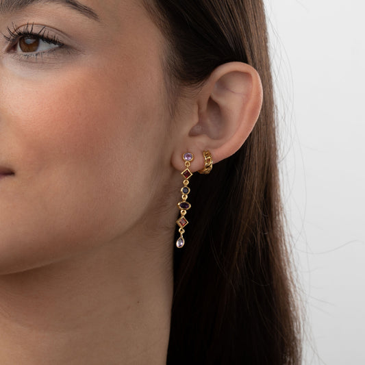 Pendientes Ona largos puestos, vistos de perfil junto al rostro