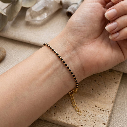 Pulsera Astra de ónix negro puesta en la muñeca, con su cadena de extensión