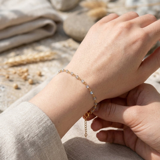 Pulsera Gaia de labradorita puesta en la muñeca, ajustando el cierre