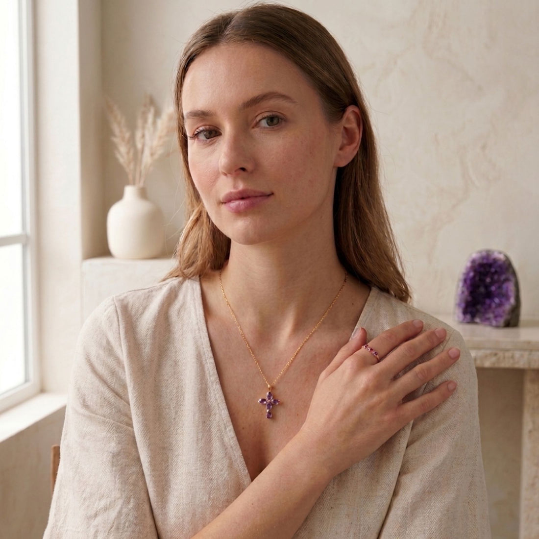Mujer con el Set Calma Profunda de amatista, collar Amara y anillo Nara en plata 925, una joya para regalar en Navidad