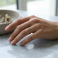 Anillo Aura de turquesa visto de cerca en la mano, sobre una mesa de piedra