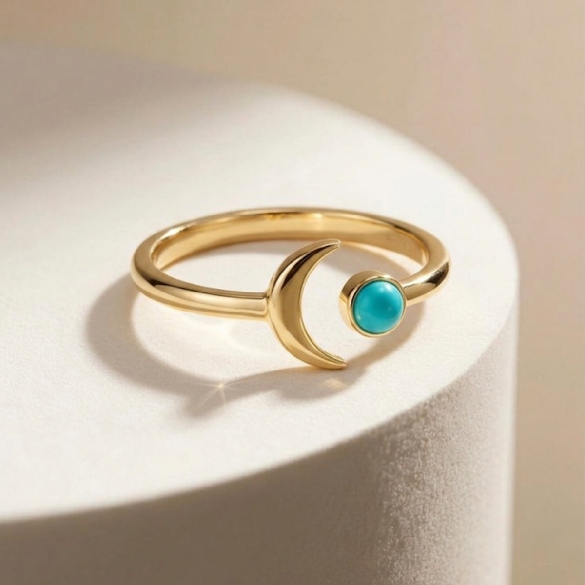 Anillo Aylin de plata de ley 925 dorada, con una luna y una turquesa natural
