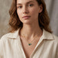 Mujer con camisa de lino luciendo el Collar Agatha de tres minerales