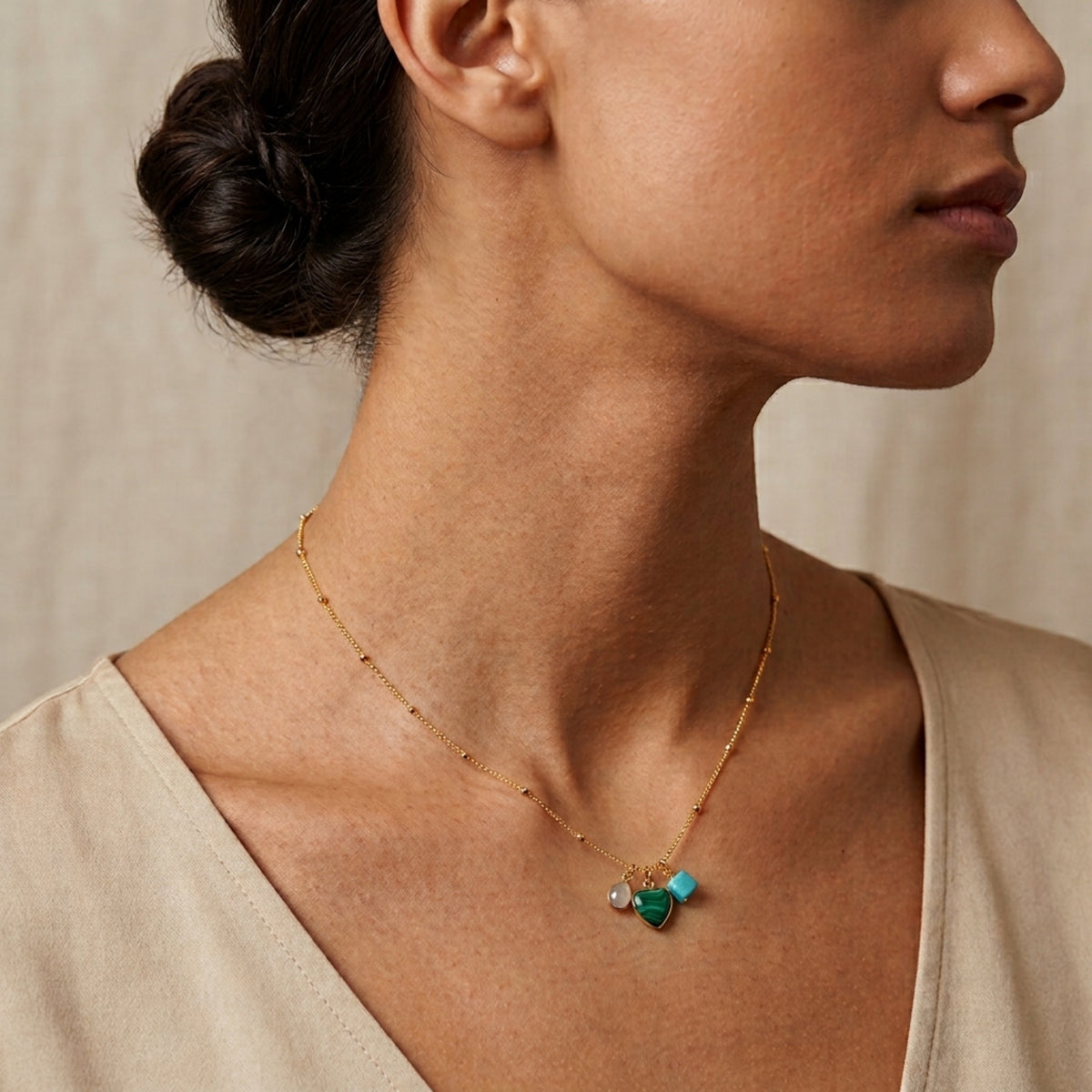 Collar Agatha visto de perfil sobre el cuello, con sus tres piedras naturales