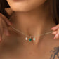 Detalle del Collar Agatha puesto: sus tres colgantes de minerales naturales