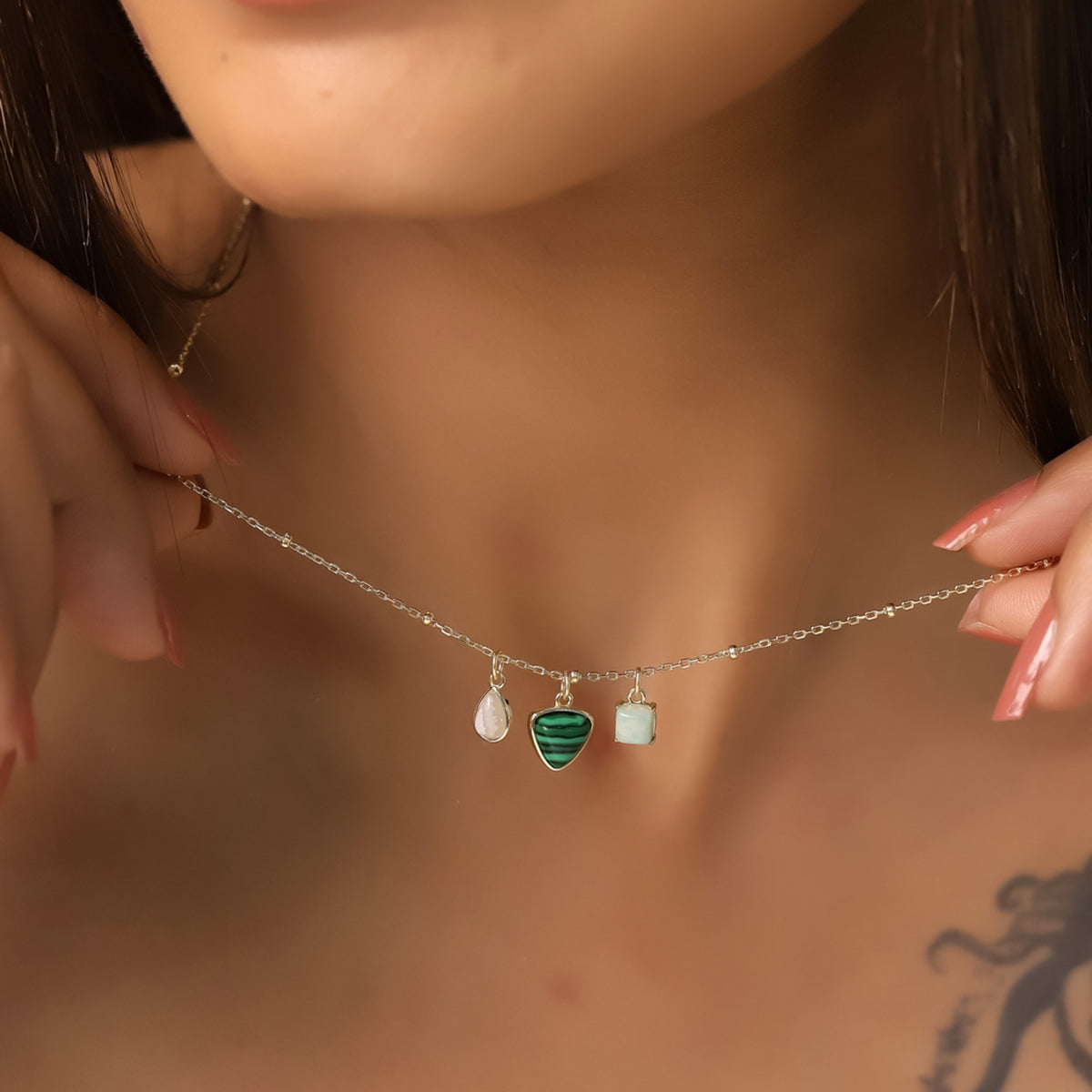 Detalle del Collar Agatha puesto: sus tres colgantes de minerales naturales