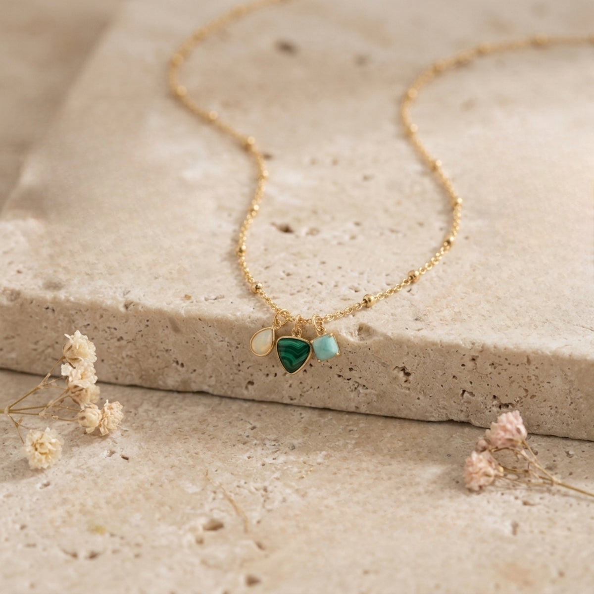 Collar Agatha de plata de ley 925 con piedra luna, malaquita y amazonita, sobre piedra clara