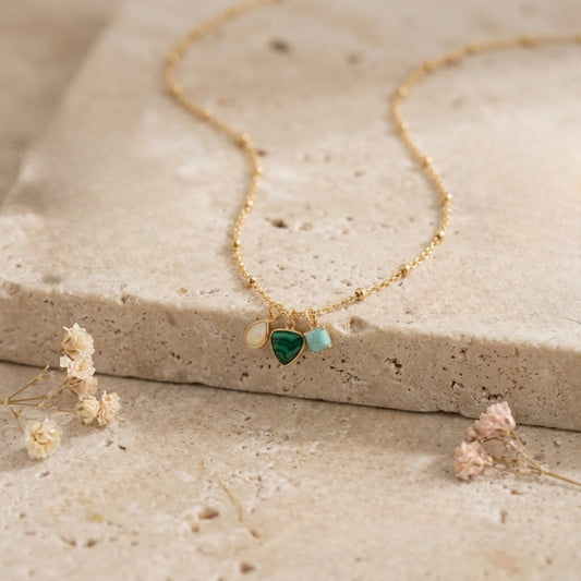 Collar Agatha de plata de ley 925 con piedra luna, malaquita y amazonita, sobre piedra clara