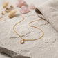Collar Alma de plata de ley 925 dorada con colgante de cuarzo rosa, junto a cuarzos en bruto