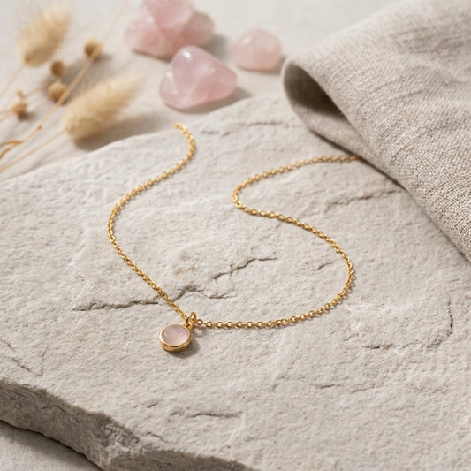 Collar Alma de plata de ley 925 dorada con colgante de cuarzo rosa, junto a cuarzos en bruto