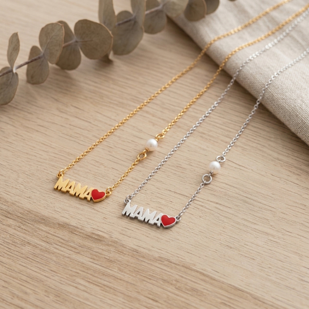 Collar Mamá en sus dos acabados: plata de ley 925 bañada en oro de 18 k y bañada en rodio