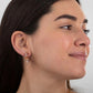 Mujer de perfil con los Pendientes Lunara de aro y minerales puestos