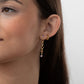 Pendientes Ona largos puestos, vistos de perfil junto al rostro