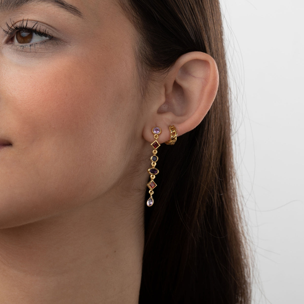 Pendientes Ona largos puestos, vistos de perfil junto al rostro