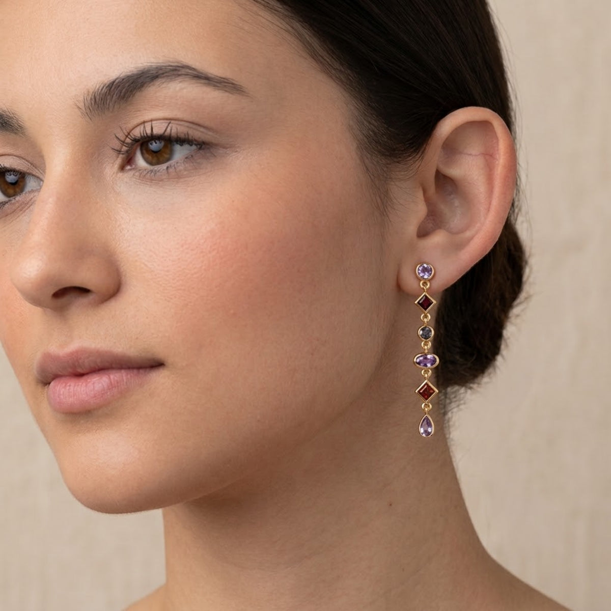 Mujer luciendo los Pendientes Ona largos de tres minerales