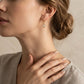 Mujer de perfil con los Pendientes Rosé de cuarzo rosa