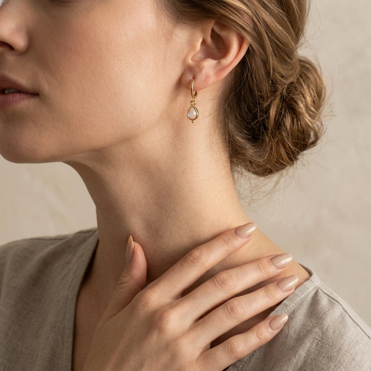 Mujer de perfil con los Pendientes Rosé de cuarzo rosa