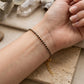 Pulsera Astra de ónix negro puesta en la muñeca, con su cadena de extensión