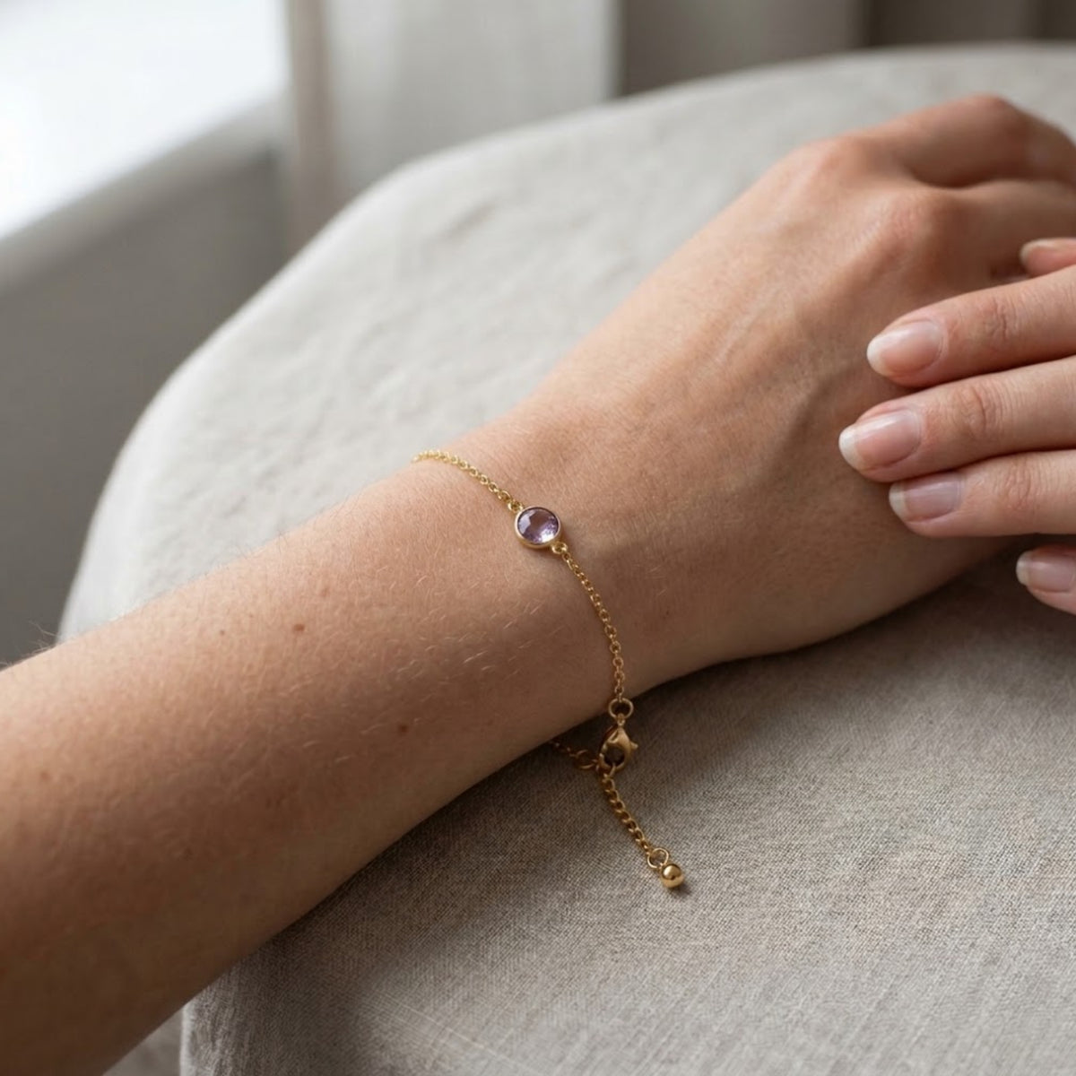 Pulsera Elora puesta en la muñeca, con su amatista y el cierre ajustable