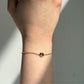 Detalle de la amatista de la Pulsera Elora sobre la muñeca