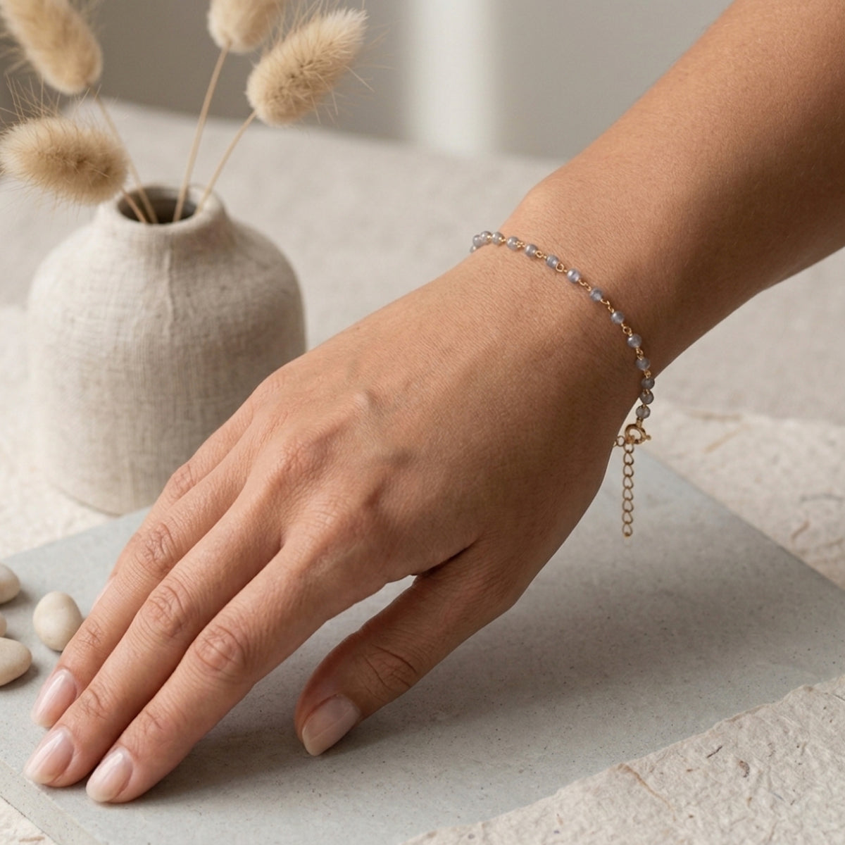Pulsera Gaia en la muñeca con sus piedras de labradorita