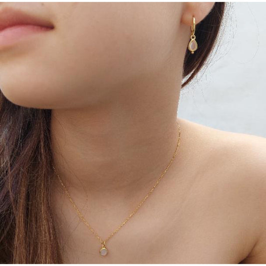 Set Amor Propio puesto: el collar Alma y un pendiente Rosé de cuarzo rosa