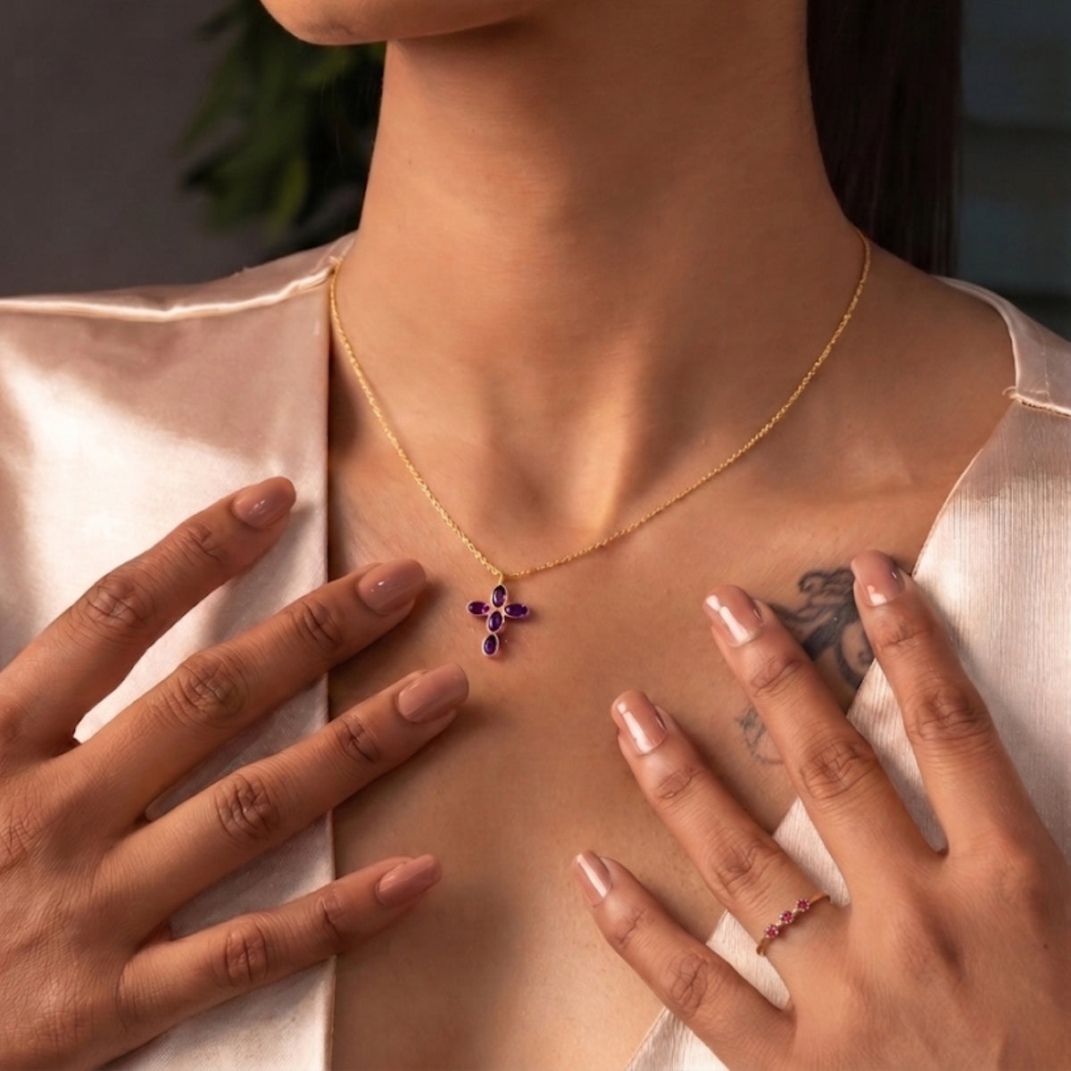 Set Calma Profunda puesto: la cruz de amatista del collar Amara y el anillo Nara