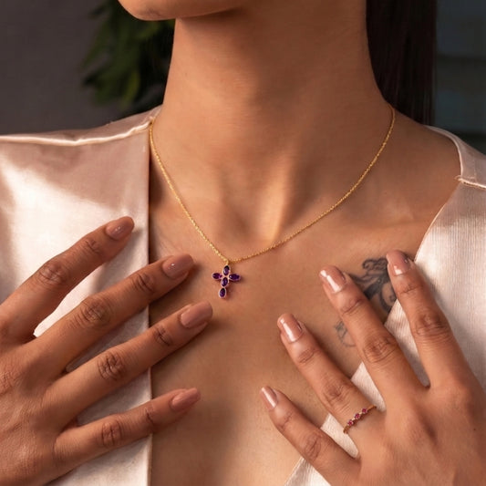 Set Calma Profunda puesto: la cruz de amatista del collar Amara y el anillo Nara