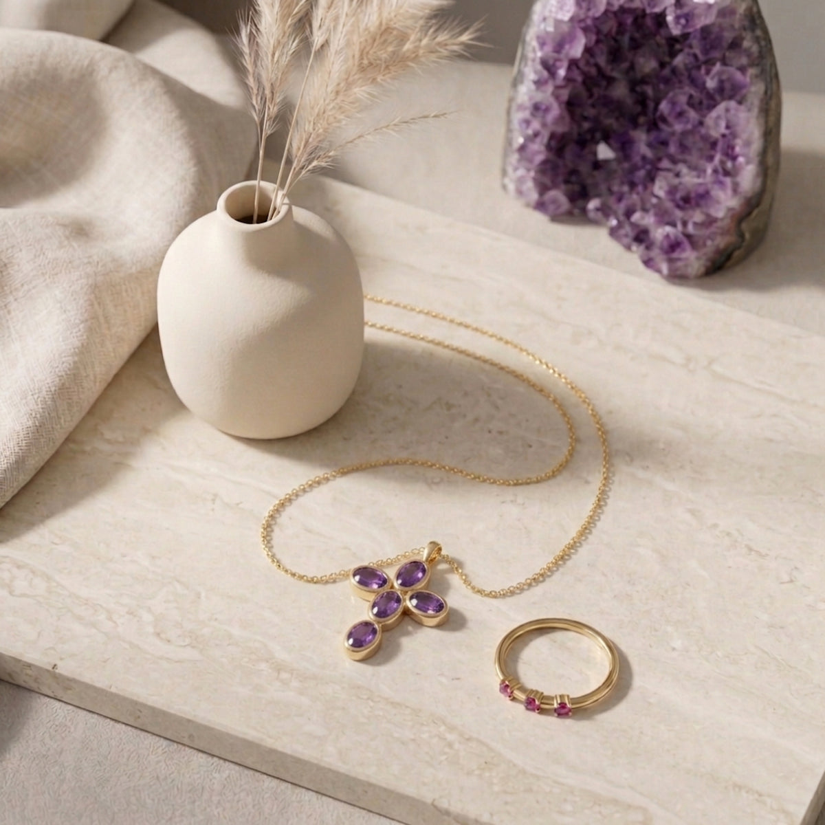 Set Calma Profunda: collar Amara con cruz de amatista y anillo Nara, en plata de ley 925 dorada