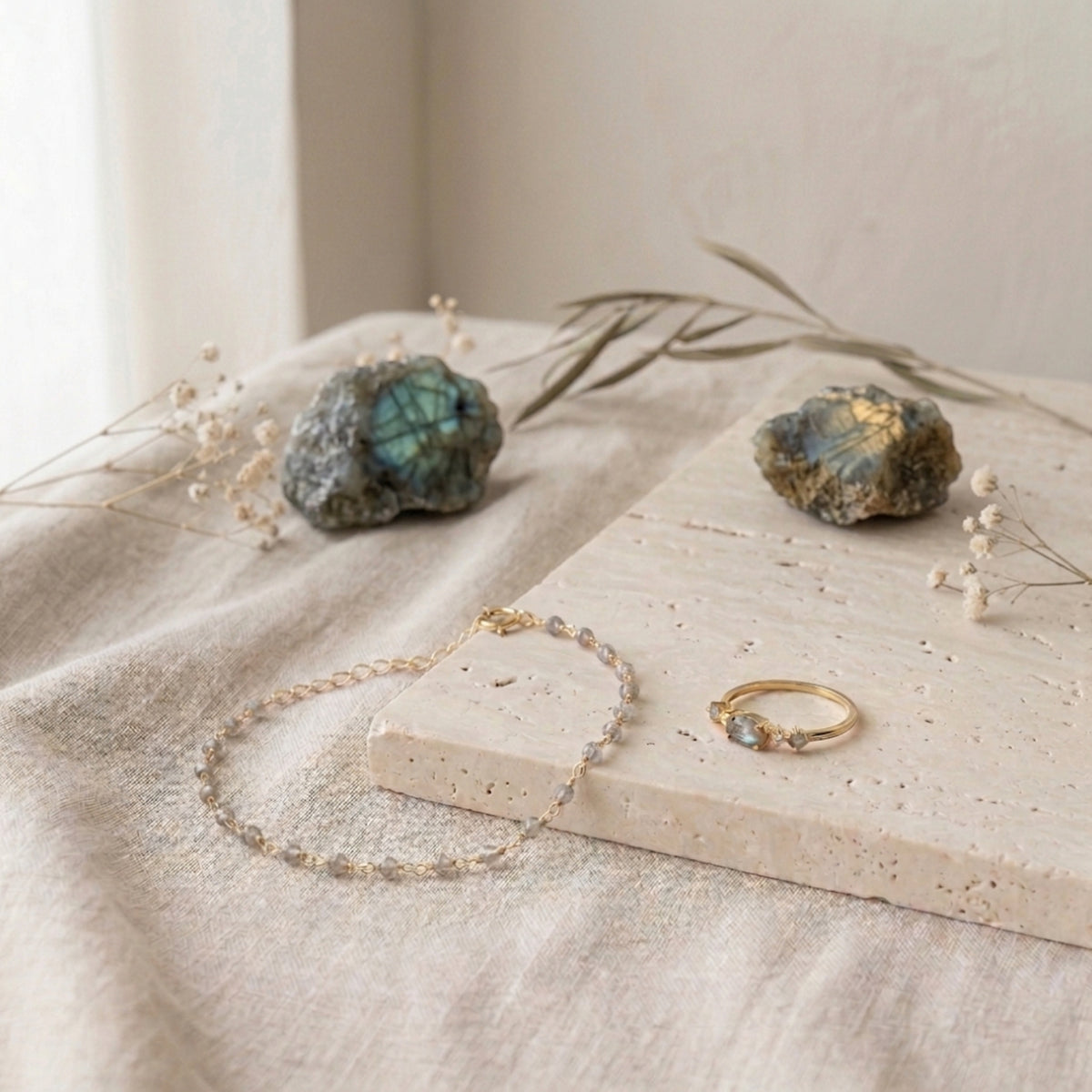 Set Protección Mineral: anillo Nova y pulsera Gaia de labradorita, junto a piedras en bruto