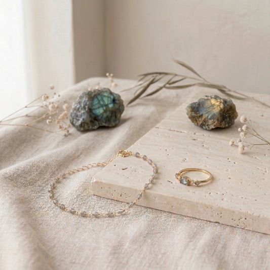 Set Protección Mineral: anillo Nova y pulsera Gaia de labradorita, junto a piedras en bruto